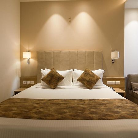 Celebrant Hotel Varanasi Esterno foto