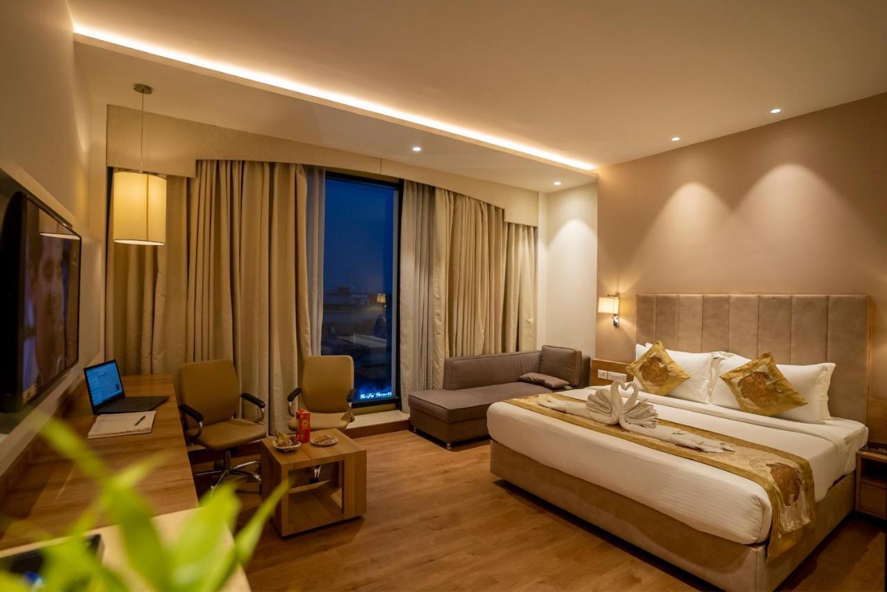 Celebrant Hotel Varanasi Esterno foto