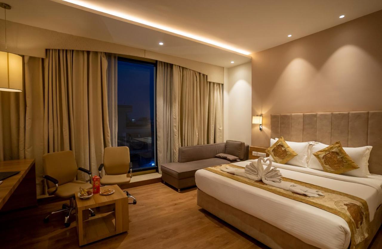 Celebrant Hotel Varanasi Esterno foto