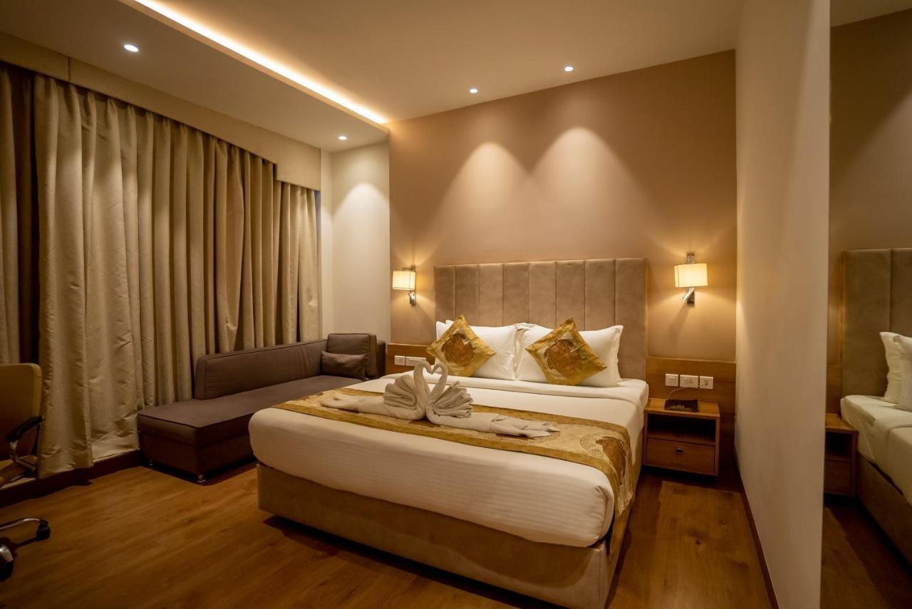 Celebrant Hotel Varanasi Esterno foto