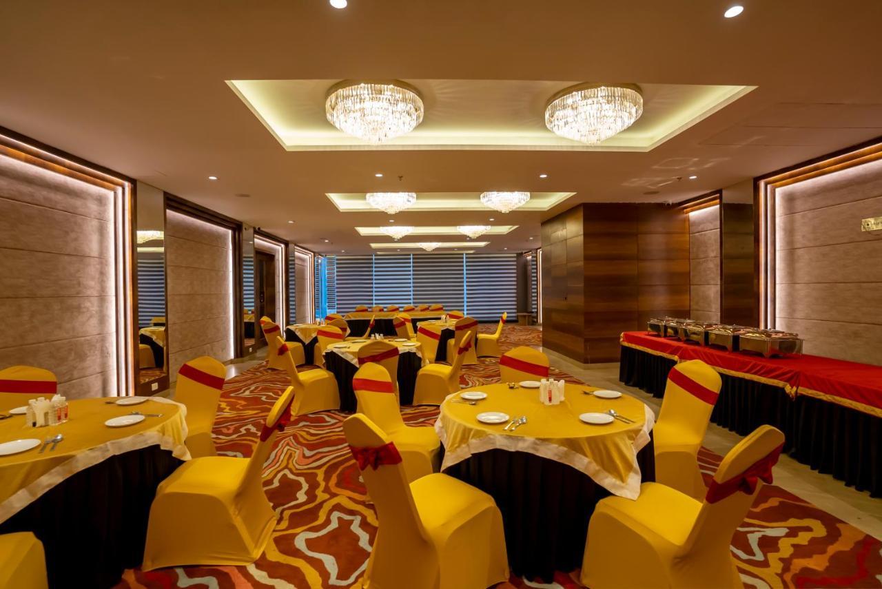 Celebrant Hotel Varanasi Esterno foto