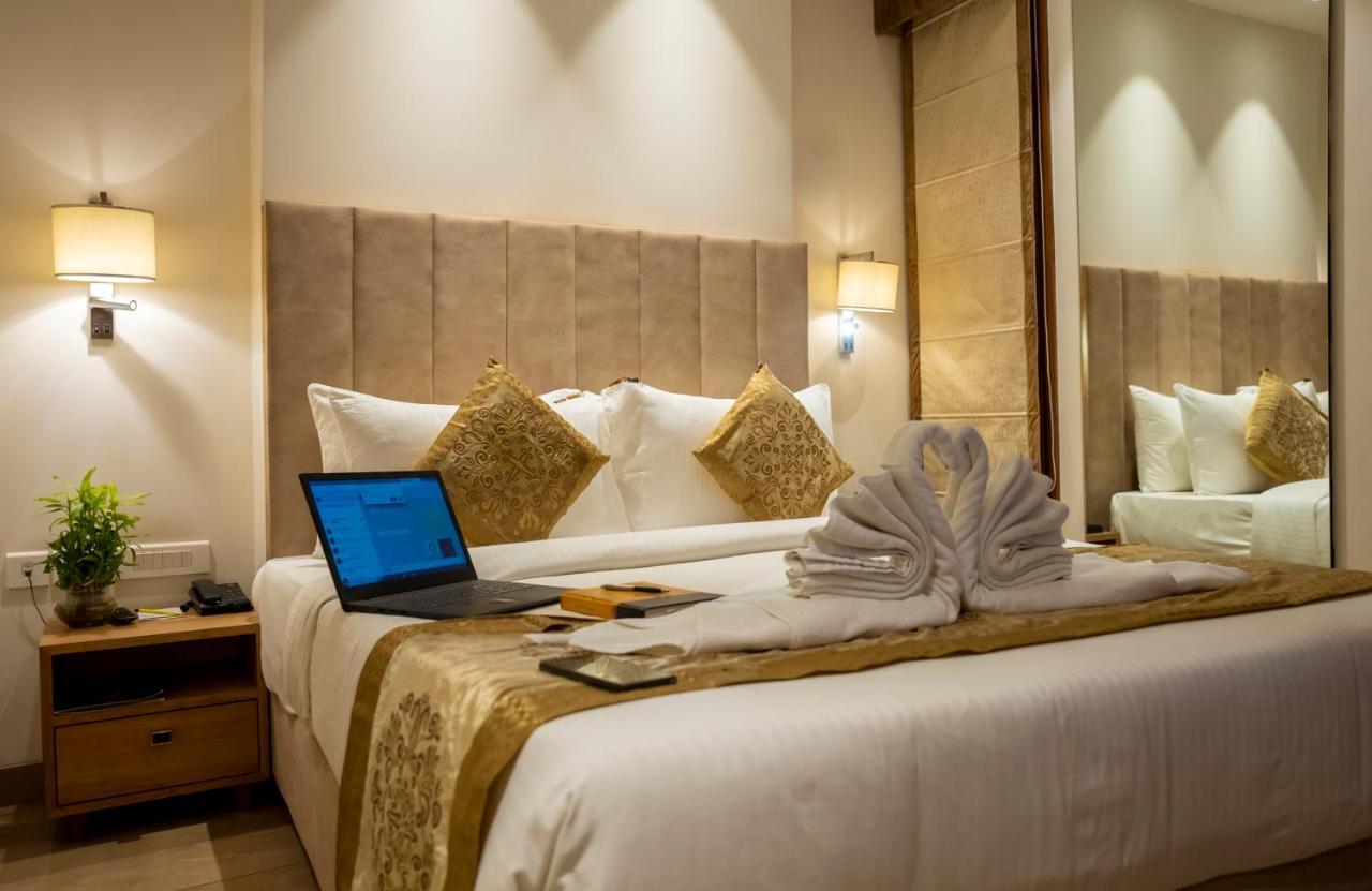 Celebrant Hotel Varanasi Esterno foto