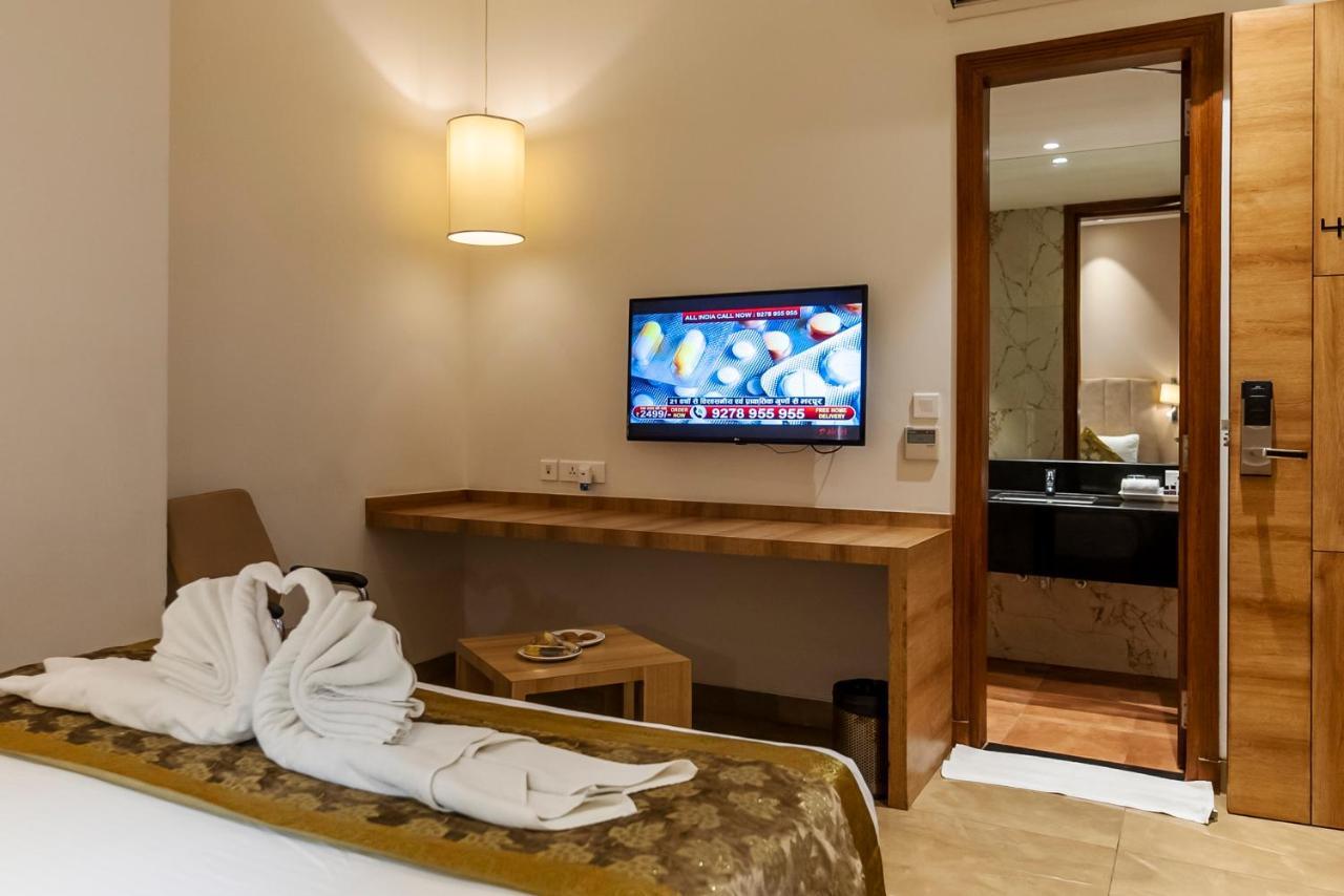 Celebrant Hotel Varanasi Esterno foto