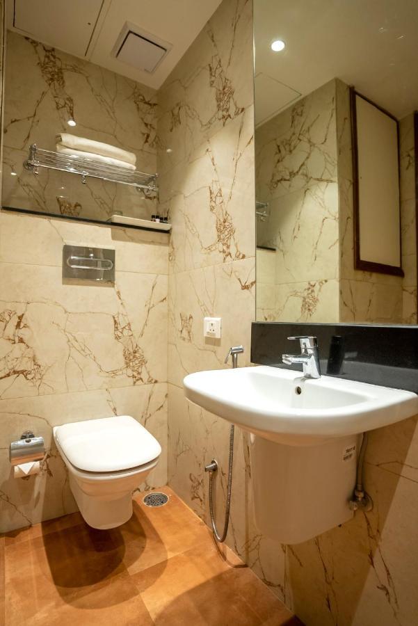 Celebrant Hotel Varanasi Esterno foto