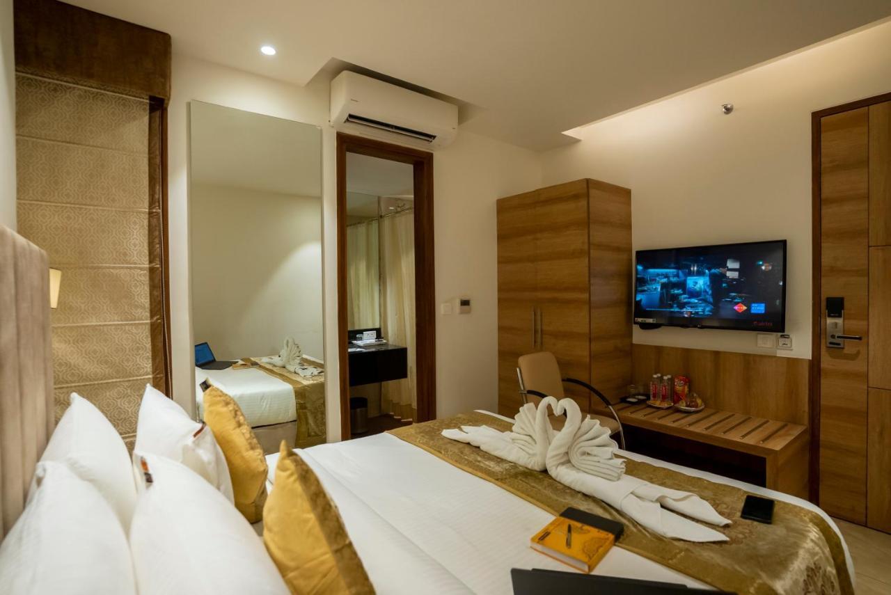 Celebrant Hotel Varanasi Esterno foto