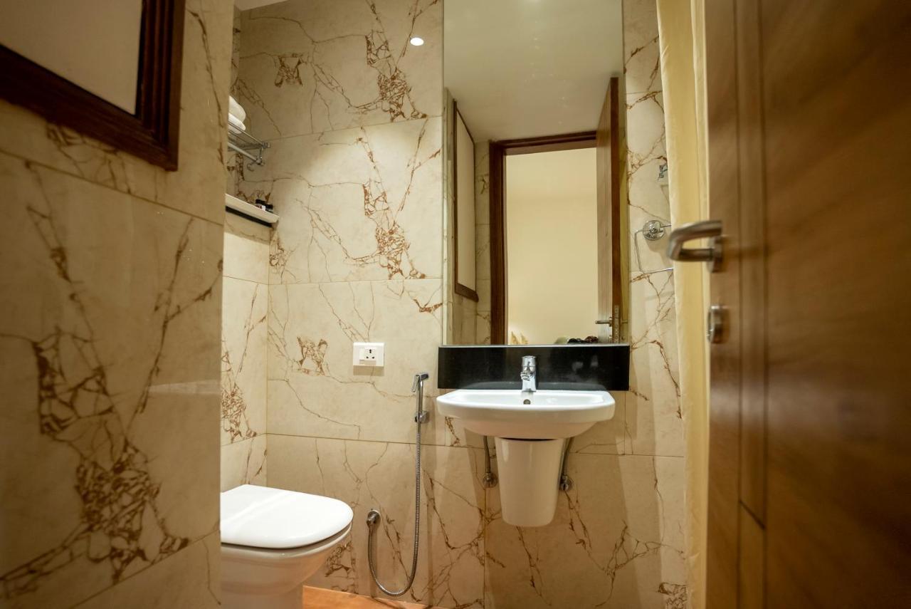 Celebrant Hotel Varanasi Esterno foto
