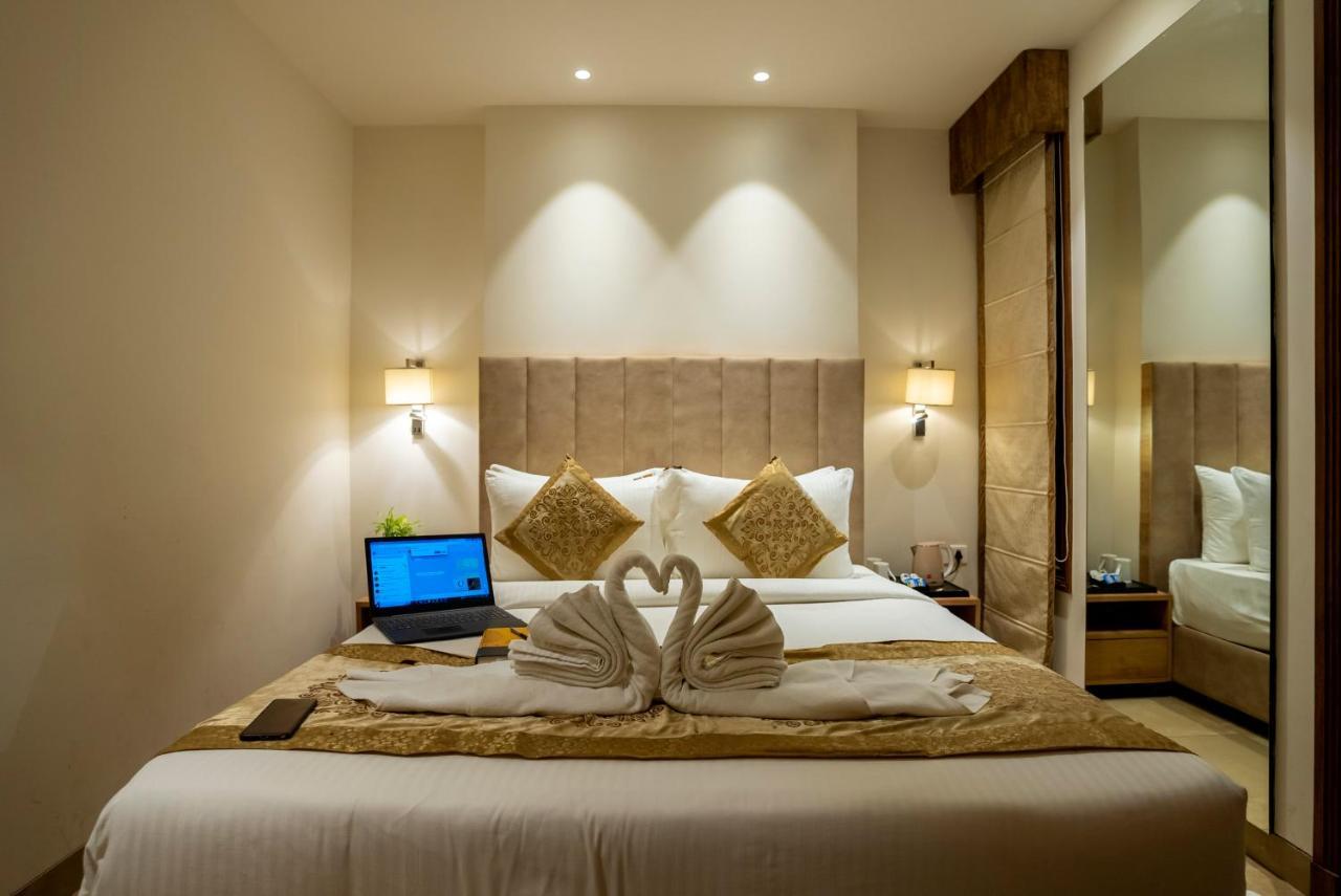 Celebrant Hotel Varanasi Esterno foto