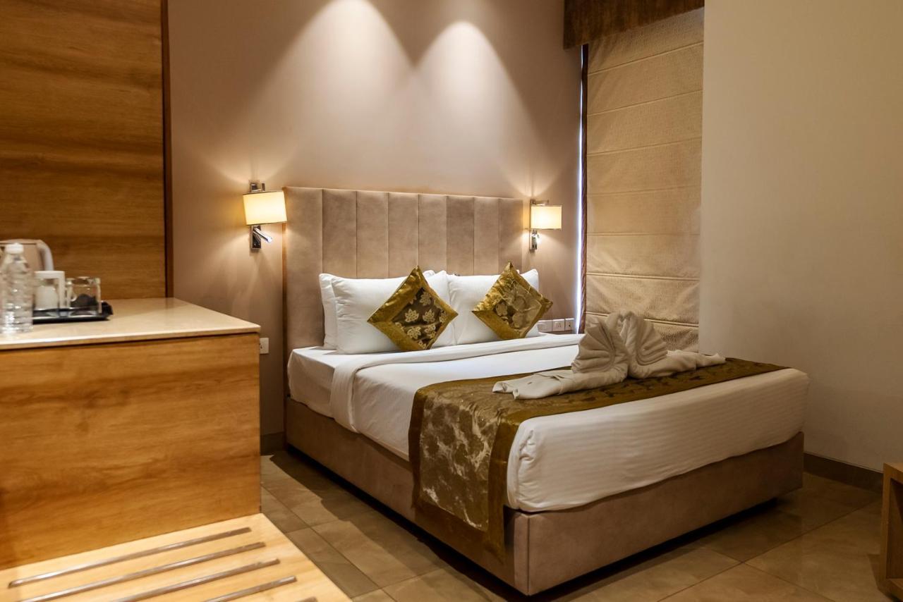 Celebrant Hotel Varanasi Esterno foto