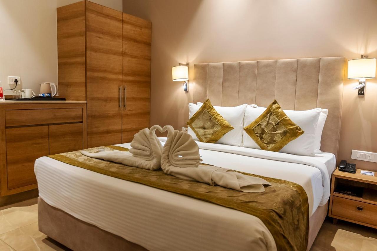 Celebrant Hotel Varanasi Esterno foto