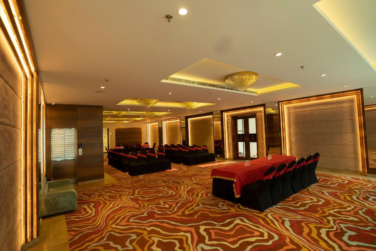 Celebrant Hotel Varanasi Esterno foto