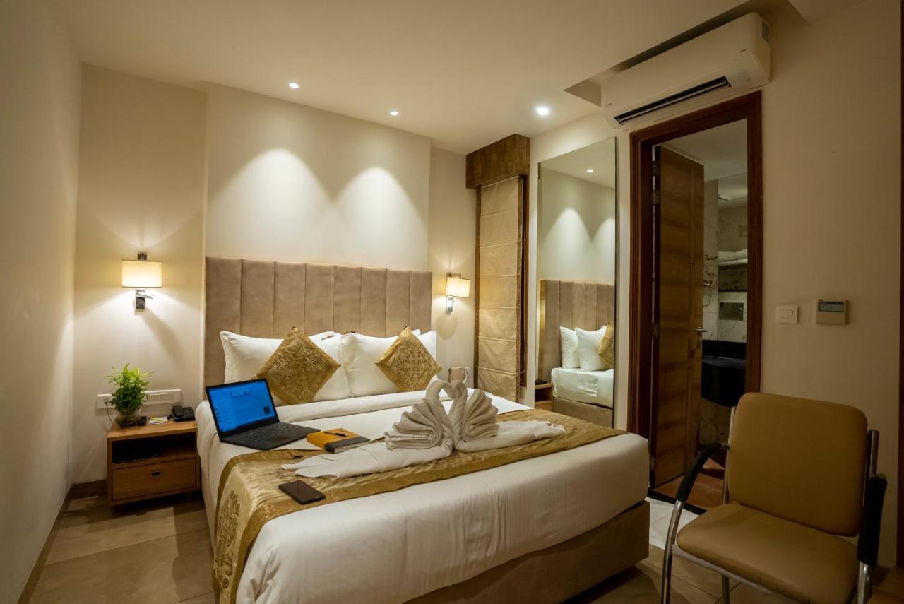 Celebrant Hotel Varanasi Esterno foto