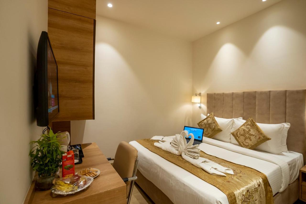 Celebrant Hotel Varanasi Esterno foto