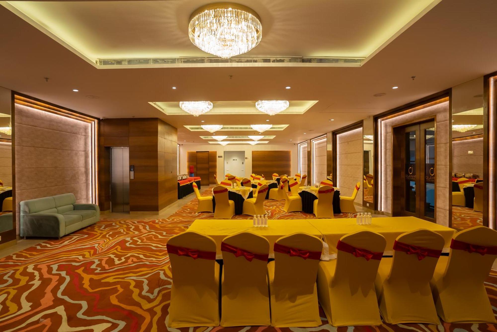 Celebrant Hotel Varanasi Esterno foto