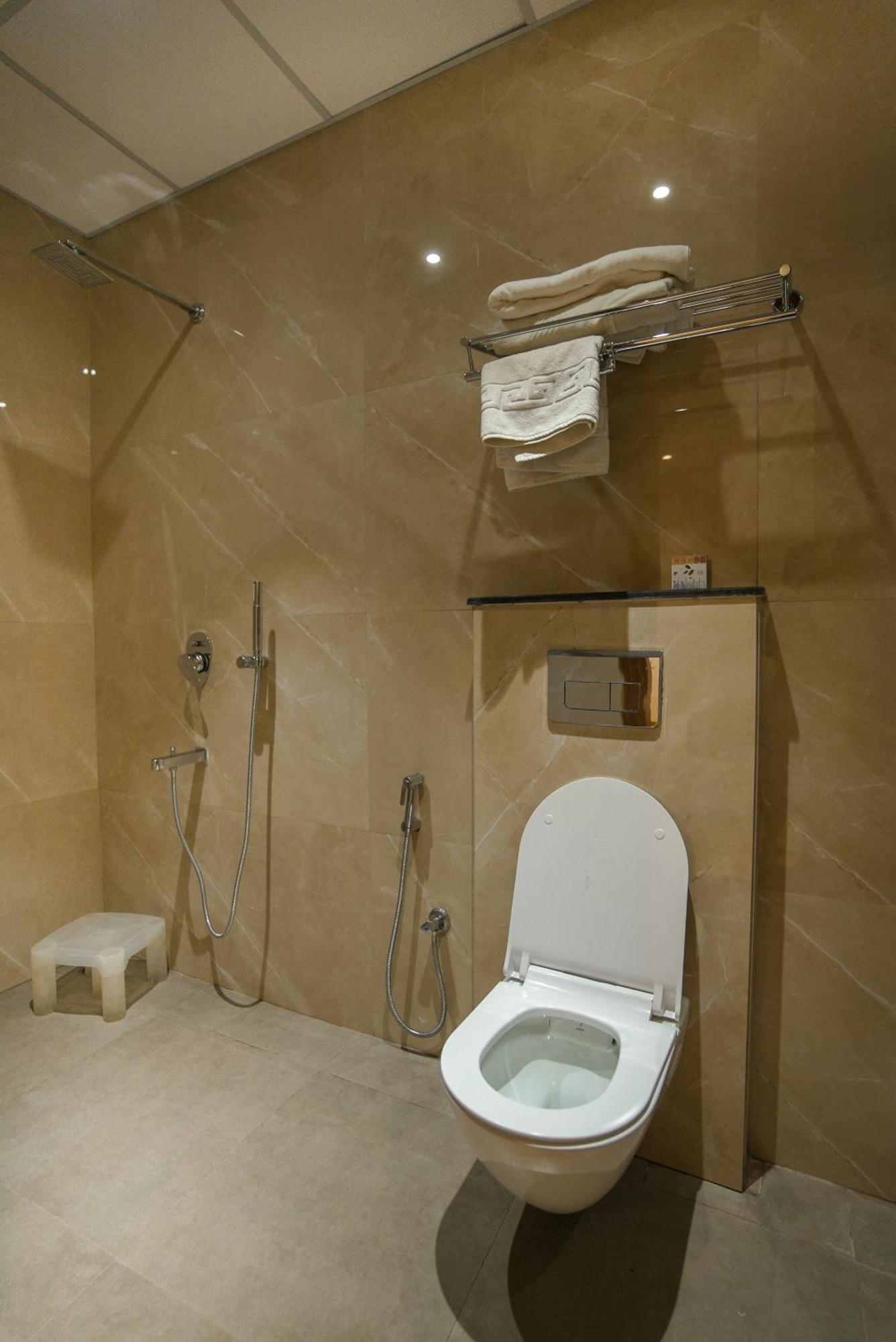 Celebrant Hotel Varanasi Esterno foto