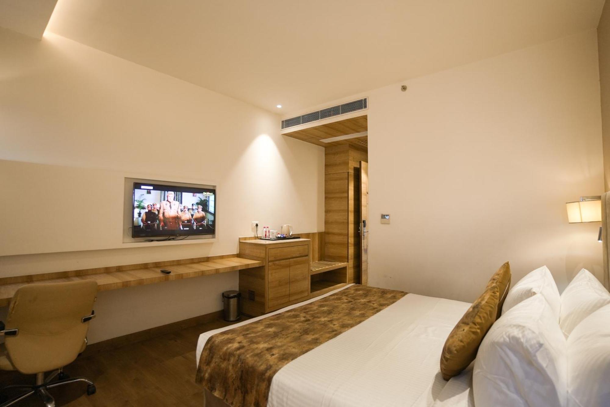 Celebrant Hotel Varanasi Esterno foto