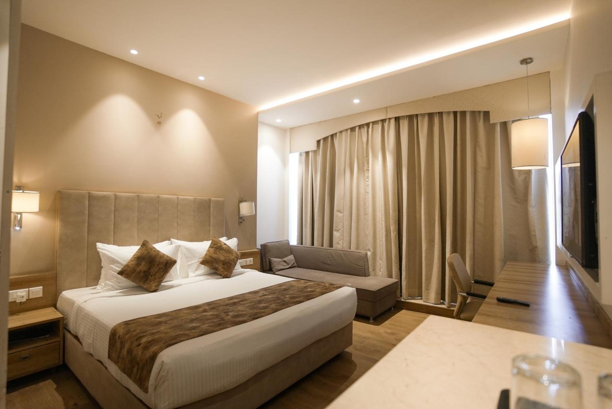 Celebrant Hotel Varanasi Esterno foto