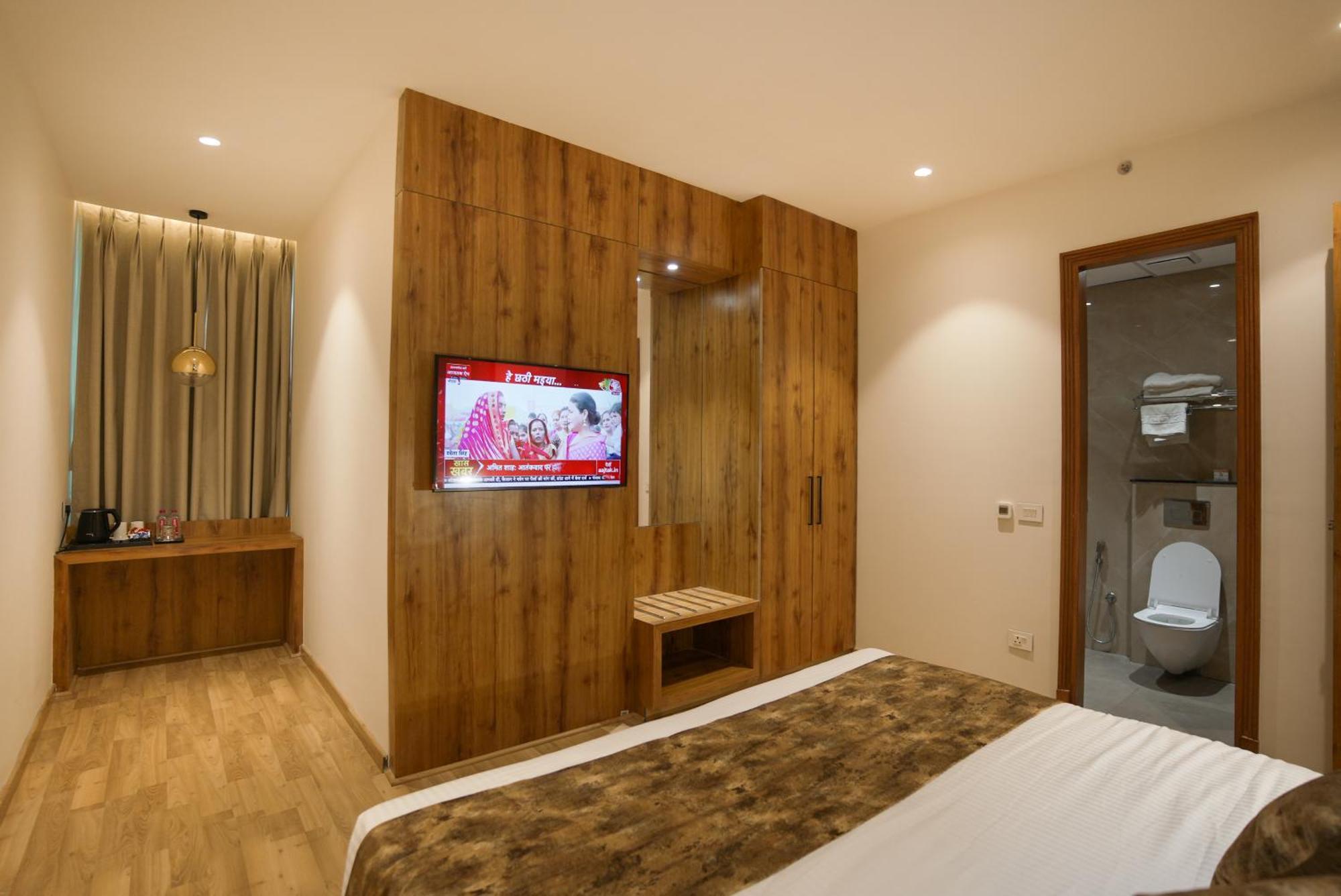 Celebrant Hotel Varanasi Esterno foto