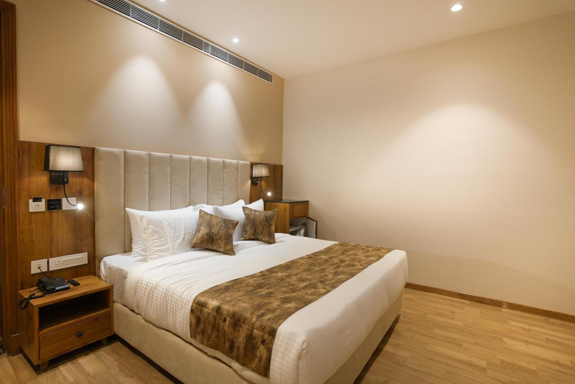 Celebrant Hotel Varanasi Esterno foto